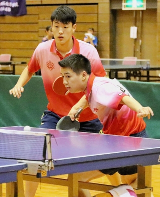 男子ダブルス決勝を制した育英の西面睦輝（手前）と谷本拓海