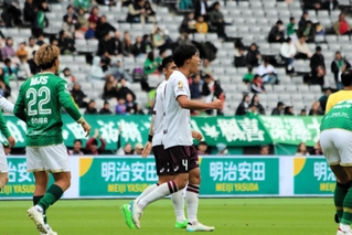 東京Ｖ－神戸　前半７分、先制ゴールを決め、吠える神戸の山川（中央）