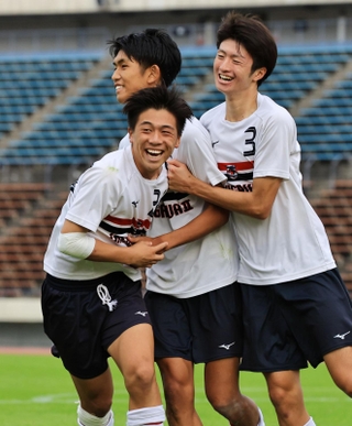 滝川第二ーＡＩＥ国際　ＰＫ戦を制し、喜びを爆発させる三宅主将（中央）ら滝川第二イレブン＝神戸市須磨区緑台、ユニバー記念競技場（撮影・長嶺麻子）