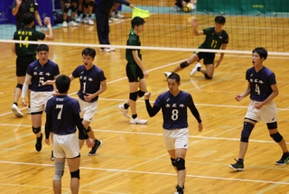 男子決勝　第３セットで得点を重ね、気勢を上げる市尼崎の選手たち（撮影・小林良多）