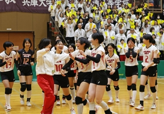 女子で１０年ぶりの優勝を決め、喜ぶ須磨ノ浦の選手たち（撮影・小林良多）