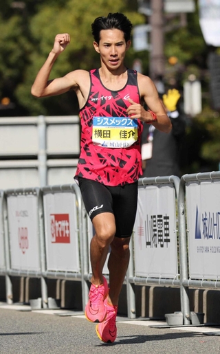 前回大会男子、日本人トップでフィニッシュする横田佳介＝神戸市中央区