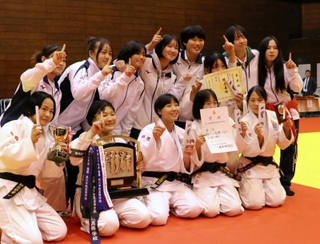 初優勝を決めて後列の３年生らと喜ぶ東洋大姫路の選手たち＝高砂市総合体育館