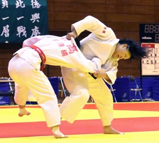 決勝・東洋大姫路-神港橘　投げ技を仕掛ける東洋大姫路の橘（右）＝高砂市総合体育館