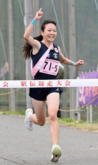 フィニッシュテープを切る女子・青雲のアンカー梶原宙珠（撮影・大田将之）