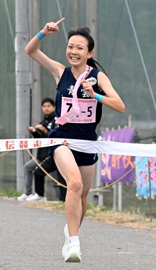 女子１位でフィニッシュする青雲のアンカー梶原宙珠