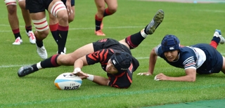 報徳－関学　前半、報徳の福本がトライを決め、５－０と先制する（撮影・三津山朋彦）