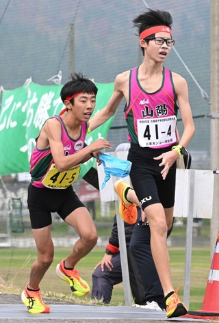 男子・山陽の４区末次由和（右）からたすきを受け取る５区愛下倖生（撮影・大田将之）