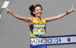 女子優勝のゴールテープを切る小川那月＝１７日午前、神戸市中央区（撮影・辰巳直之）