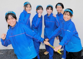 初の近畿大会出場を決めた女子の西宮東の選手たち＝３日、丹波篠山市の篠山鳳鳴高