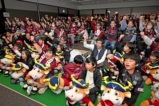 パブリックビューイングの会場で試合前に気合を入れる神戸のサポーターたち＝神戸市兵庫区のイオンモール神戸南（撮影・風斗雅博）