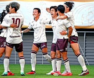 後半、宮代（右から３人目）のゴールを喜ぶ神戸イレブン（撮影・斎藤雅志）