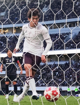 後半、決勝ゴールを決める神戸・宮代