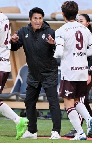後半、ゴールを決めた宮代（９）を激励する吉田監督（中央）＝撮影・斎藤雅志