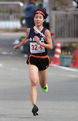 女子　６位でフィニッシュした西脇工のアンカー橋本晴菜＝２４日午前、南あわじ市の三原中学校（撮影・小林良多）