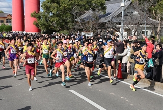 一斉にスタートする各校の選手＝２４日午前、南あわじ市榎列下幡多（撮影・小林良多）