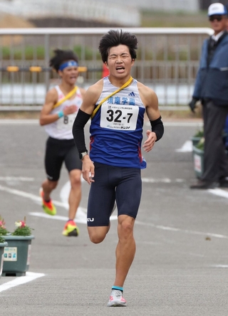 洛北（左）をかわして２位でゴールする須磨学園のアンカー梅田大陸２４日午後、南あわじ市の三原中学校（撮影・小林良多）