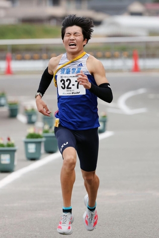 男子２位でゴールする須磨学園のアンカー梅田大陸（撮影・小林良多）