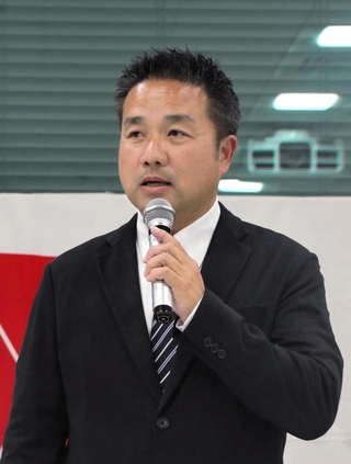 初采配となる全国高校選手権への抱負を語った滝川第二の小森康宏監督＝大阪市中央区