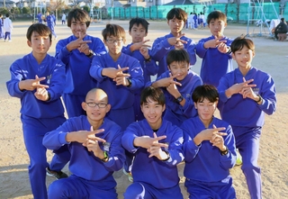 １３年ぶりに近畿駅伝に挑む男子・神吉の選手たち＝加古川市の同校