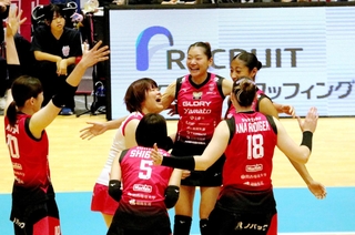 姫路-ＰＦＵ　得点を挙げて喜ぶ姫路のチャッチュオン・モクシー（右から３人目）ら選手たち