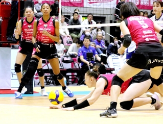 姫路-ＰＦＵ　第３セット、空いたスペースに落とされて失点する姫路の選手たち