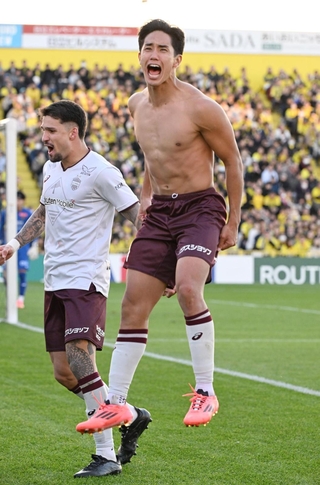 柏-神戸　後半、ＶＡＲで同点ゴールが認められ、喜びを爆発させる神戸の武藤（右）＝撮影・風斗雅博