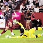 後半、先制ゴールを決める神戸の宮代（左）。ＧＫは磐田の川島