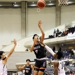 報徳－神戸科技　第２クオーター、ジャンプシュートを放つ神戸科技の亀井（７）＝神戸市須磨区、グリーンアリーナ神戸