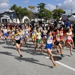 一斉に駆け出す女子１区の走者＝３日午前、丹波篠山市北新町（撮影・大田将之）