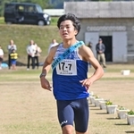 ２位でゴールした男子・須磨学園のアンカー梅田大陸＝３日午前、丹波篠山市大熊、篠山鳳鳴高校（撮影・大田将之）
