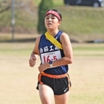 ２位でフィニッシュする女子・西脇工のアンカー陰山悠実乃＝３日午前、丹波篠山市大熊、篠山鳳鳴高校（撮影・大田将之）