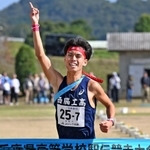 頂点に輝いた男子・西脇工のアンカー田中颯真＝３日午後、丹波篠山市大熊の篠山鳳鳴高校（撮影・大田将之）