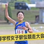 ２連覇した女子・須磨学園のアンカー種知里＝３日午前、丹波篠山市大熊の篠山鳳鳴高校（撮影・大田将之）