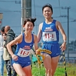女子・須磨学園の１区池野絵莉（右）からたすきを受け取る２区金子聖奈＝丹波篠山市内（撮影・笠原次郎）