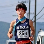 力走する男子・西脇工の１区新妻遼己＝丹波篠山市内（撮影・笠原次郎）