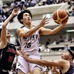 男子決勝・報徳－育英　第４クオ-ター、報徳の久保（１５）がシュートを狙う（撮影・長嶺麻子）