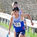 男子・須磨学園の２区梅本陸翔（奥）からたすきを受け取る３区堀野正太（撮影・風斗雅博）