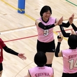 親和-姫路女学院　第１セット、得点を挙げて喜ぶ親和の選手たち