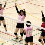 親和-姫路女学院　第２セット、得点を挙げて喜ぶ親和の選手たち
