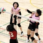 親和-姫路女学院　第２セット、スパイクを打ち込む親和の尾崎（右）