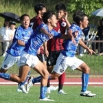 ＡＩＥ国際－三田学園　後半、ゴールを決めて駆け出すＡＩＥ国際の山崎（右）＝撮影・小林良多