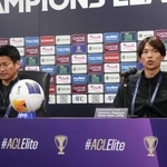 首位攻防戦を前に勝利へ意気込む神戸の扇原（右）と吉田監督