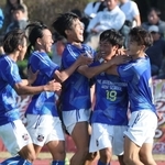 ＡＩＥ国際－三田学園　後半、決勝のシュートを決めた山崎（１９）に駆け寄るＡＩＥ国際イレブン＝撮影・小林良多