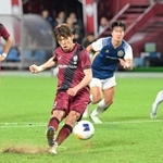 神戸-光州　前半、冷静にＰＫを決める神戸の宮代（中央）（撮影・風斗雅博）