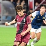 神戸－光州　前半、冷静にＰＫを決める神戸の宮代（撮影・風斗雅博）