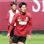 全体練習に合流した神戸の山口（中央）＝神戸市西区、いぶきの森球技場