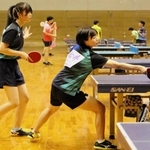 女子ダブルス決勝　優勝した神港橘の松井朱音（中央）と藤本莉音（左）