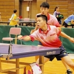 男子ダブルス決勝を制した育英の西面睦輝（手前）と谷本拓海