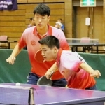 男子ダブルス決勝を制した育英の西面睦輝（手前）と谷本拓海